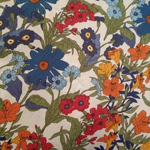 Tela de algodón floral de césped azul y rojo por confección de 50 cm - Imagen 1 de 8