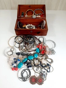 Holz Schmuckkästchen Vollschmuck 60 Teile Halsketten Armbänder Ringe Ohrringe  - Bild 1 von 22