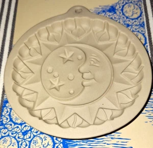 VINTAGE WILTON HIMMLISCHE SONNE MOND STERNE KEKSFORM PRESSE mit KARTE STEINZEUG BACKEN - Bild 1 von 3