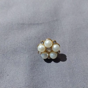 Giacca rotonda strass finta perla cappello spilla risvolto - Foto 1 di 2