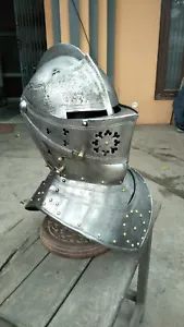 Mittelalterlicher Ritter Metallturnier Helm mit enger Rüstung Helm - Bild 1 von 6