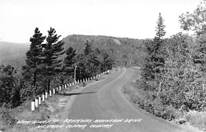 Postal West Bluff Brockway Mountain Drive Copper Harbor, MI de colección años 50 RPPC - Imagen 1 de 2