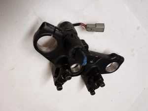 Buell Blast 500 fork bridge crown upper holder with ignition switch & bar holder - Foto 1 di 1