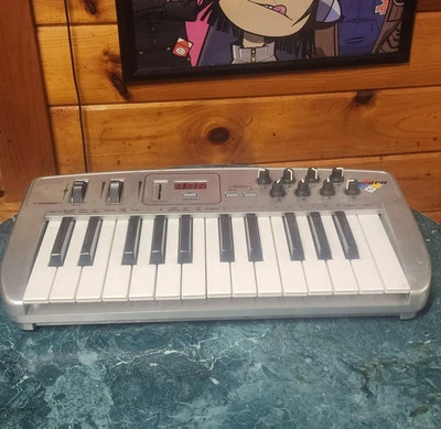 M-Audio Midiman Oxygen 8 MIDI Keyboard Controller USB - Image 1 of 3