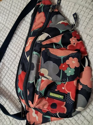 Lily Bloom Sling Festival Floral Foto 1 de 4