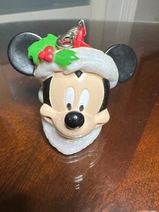 Portachiavi ornamento natalizio Topolino con cappello di Babbo Natale e accenti glitter 62-35 - Foto 1 di 6