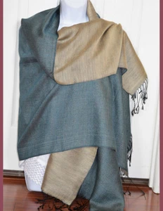 ¡Chal de seda de doble cara tejido a mano en color verde y beige de la India! - Imagen 1 de 4