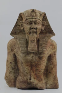 A Replica Statue of Queen Hatshepsut the most beautiful lady With old touching - Bild 1 von 4