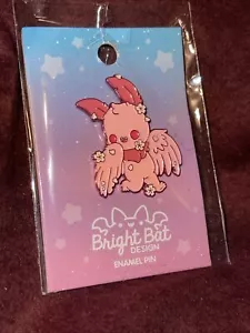 NEU Sakura Mothman Emaillestift 1,5" Pastell Metall Reversstift von hellem Fledermaus-Design - Bild 1 von 4