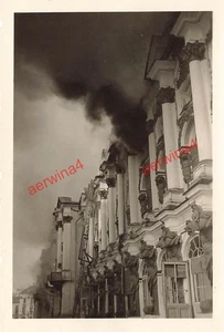 Nubes de humo en el castillo ZARSKOJE SELO Pushkin cerca de Leningrado frente oriental - Imagen 1 de 2