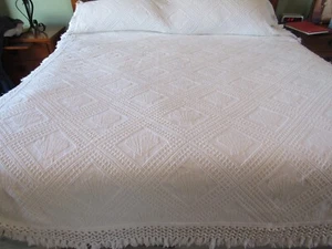 VTG WHITE BEDSPREAD 72"X103" & FRINGE EMBOSSED DIAMONDS FANS MORGAN JONES ? - Picture 1 of 12