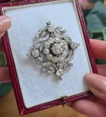 Broche prendedor Art Deco bonito moissanita real corte redondo de 3,2 quilates chapado en oro blanco de 14 quilates Foto 1 de 4