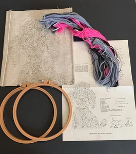 De Colección Años 70 Caniche Mascota Perro Crewel Kit de Aguja Fijador de Lino Bros + Aros y Bonus - Imagen 1 de 14