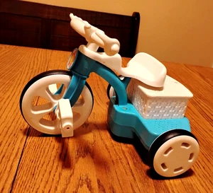 Muñeca Mattel 1998 Triciclo Juguete Azul Blanco Interactivo Motorizado Baby Trike 'N Go - Imagen 1 de 4
