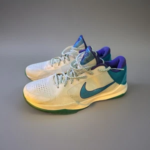 Scarpe Nike Zoom Kobe V 5 Draft Day 386429-100 bianco blu viola calabroni taglia 10 - Foto 1 di 6