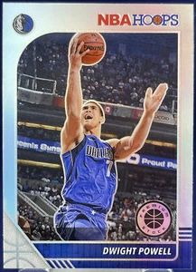 NBA Hoops Premium Stock 2019-20 DWIGHT POWELL MAVERICKS SILVER PRIZM Parallelo - Foto 1 di 2