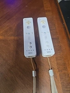 Nintendo RVL-003 Wii Fernbedienung - Weiß Paar FUNKTIONIERT - Bild 1 von 6