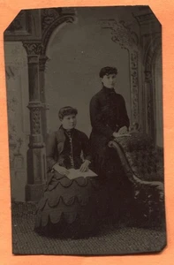 TT Ritratto di 2 giovani donne in tinta unita dal Wisconsin - Foto 1 di 2