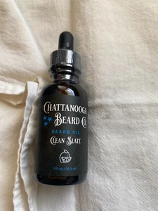 Chattanooga Beard Co. 1 onza líquida oz. Pizarra limpia sellada al aceite para barba - Imagen 1 de 3