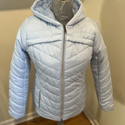 Vince. Puffer ligero con capucha azul glaciar para mujer Foto 1 de 4