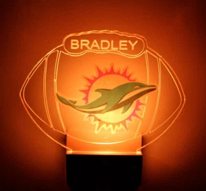 Enchufe LED personalizado luz nocturna de los Miami Dolphins NFL con sensor de atardecer a amanecer - Imagen 1 de 12