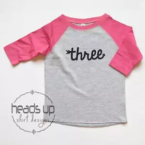 Camisa de cumpleaños de tres cursivas para niño pequeño niña o niño tercer día camiseta Raglan tercera camiseta - Imagen 1 de 2