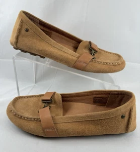 Zapatos mocasines UGG 8,5 Aven para mujer marrón gamuza sin cordones informales 1010100 en muy buena condición - Imagen 1 de 8