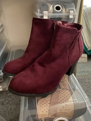 Charles Albert Mujer Botín Talla 7 Granate Lluvia Gamuza Tobillo Nunca Usado Foto 1 de 3