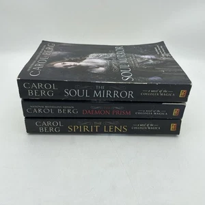 Carol Berg 3 Paperback Novels Collegia Magica Daemon Prism Soul Mirror Spirit Le - Foto 1 di 4
