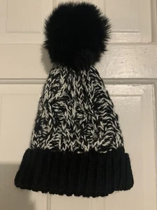 Kyi Kyi Black and White Beanie Hat One Size Warm An Cozy Brand New With Tags - Picture 1 of 6