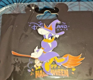 Spilla Daisy Witch on Broomstick Halloween Disney Land Paris Dlp Dlrp novembre 2021 - Foto 1 di 3
