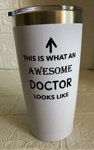"Así es como se ve un médico impresionante" - Taza de viaje, médico, médico - ¡NUEVO! - Imagen 1 de 5