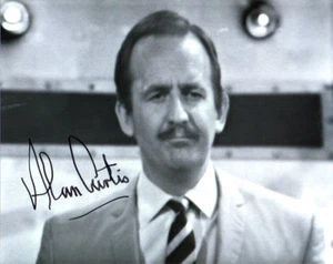 Doctor Who Autograph: ALAN CURTIS (The War Machines) Signed Photo - Picture 1 of 1