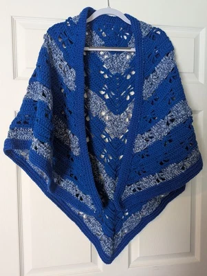 Mantón abigarrado azul y azul patrón mariposa ganchillo a mano 62 x 33 Foto 1 de 2