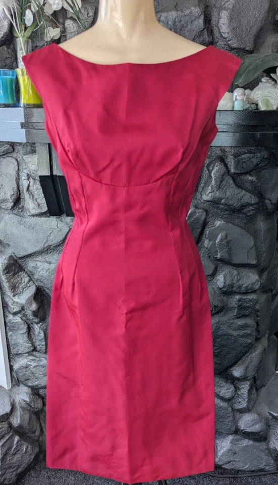 Vestido lápiz década de 1960 funda costura debajo del busto rosa intenso de colección talla 9 retrato cuello espalda en V Foto 1 de 4