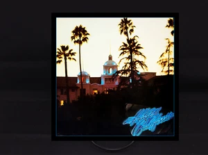 LETRERO METÁLICO CUBIERTA ÁLBUM EAGLES HOTEL CALIFORNIA 8"X8" M6 - Imagen 1 de 3