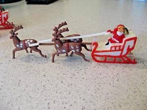 Decoración de pastel de plástico vintage de Papá Noel y 3 pequeños renos de aproximadamente 5" L Hong Kong - Imagen 1 de 9