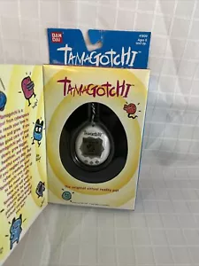 Llavero electrónico BANDAI 1997 inglés Tamagotchi blanco virtual mascota sellado nuevo en caja - Imagen 1 de 8