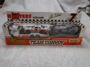 Matchbox Team Convoy Hooters Restaurants Racing Transporter Set - Picture 1 of 5