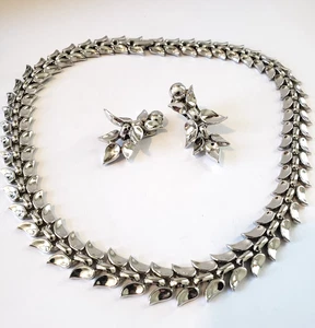 Collana Trifari vintage e orecchini pendenti a clip foglia tono argento - Foto 1 di 13