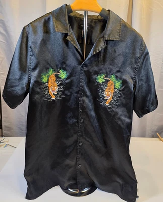 Camisa de campamento Forever 21 para hombre negra satinada bordada tigre talla pequeña manga corta Foto 1 de 4