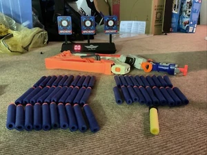 Zielscheibe Zusammen Mit Der Nerfgun Jolt Einer Andern Mini Und Eine Große Nerf - Bild 1 von 7