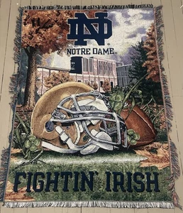 Vintage NCAA Notre Dame ND Football Wandteppich Überwurf Decke 45" x 55" Helm 90er - Bild 1 von 5