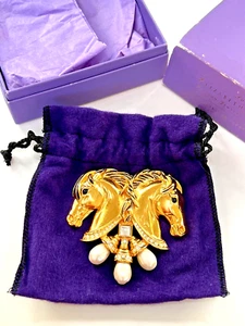 NUOVO CON SCATOLA ELIZABETH TAYLOR AVON CUORI PLACCATI IN ORO IN TANDEM DOPPIA TESTA DI CAVALLO - Foto 1 di 6