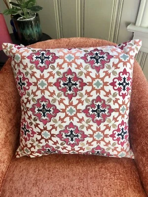 Almohada decorativa con cuentas bordada multicolor CALLISTO HOME 22"x 22" usada en excelente estado Foto 1 de 4