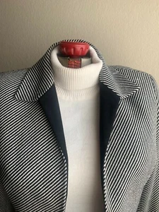 SCHÖNE ELEGANTE JACKE von TAHARI IN SCHWARZ-WEISSEN GESTREIFT MIT SCHWARZEM BESATZ - Bild 1 von 11