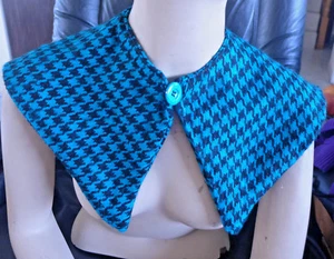 STOFFKRAGEN HANDARBEIT SCHAL CAPELET WEICHE WOLLE GRÜN SCHWARZ MIT KNOPF GESCHENK - Bild 1 von 1