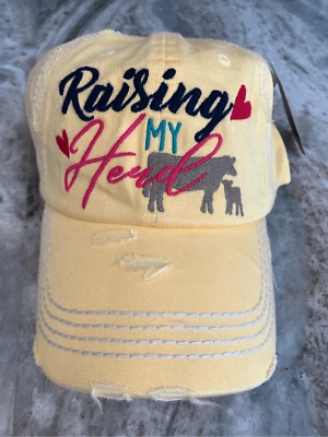 Gorra de béisbol amarilla con monograma criando mi rebaño #día de la madre Foto 1 de 4