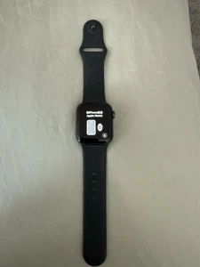 Apple Watch Series 6 40mm Space Gray Aluminum Case with Black Sport Band - Photo 1 sur 6