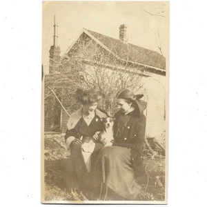 Cartolina fotografica antica RPPC ragazze che tengono cane simpatico chihuahua animali domestici 1900 - Foto 1 di 3